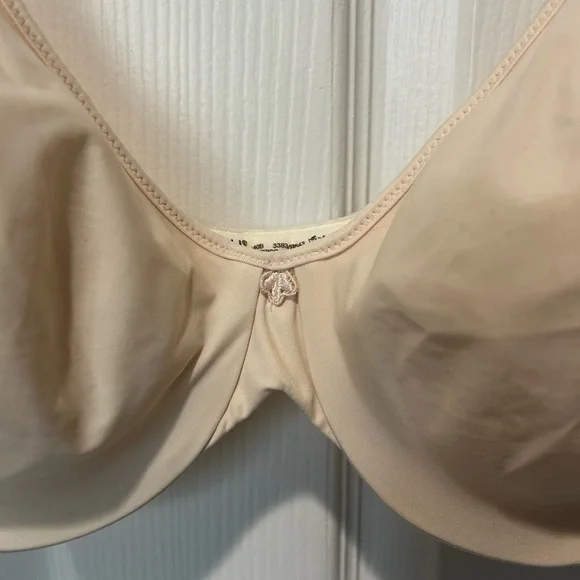 Bali NWT Cream Silky Smoothing Underwire Bra Size 40B - Picture 3 of 7